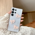 Detalle de funda transparente Samsung S24 Ultra con lazos 3D rosas y brillo fino - Rosa / Samsung A14