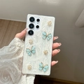 Dettaglio custodia Galaxy S23 Ultra con farfalle 3D e accenti floreali dorati - Ultrasottile Bianco Glitter Epossidico Bordo Dorato Rosa Farfalla / Blu / Samsung A14