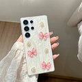 Dettaglio di farfalle 3D rosa e fiori dorati su una cover Samsung Galaxy bianco perla - Ultrasottile Bianco Glitter Epossidico Bordo Dorato Rosa Farfalla / Rosa / Samsung A14