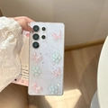 Dettaglio custodia Samsung S22 Ultra con glitter, farfalle 3D rosa e fiori azzurri - Samsung A14 / Farfalla Fiore di Ciliegio Rosa-Blu con Foglia d'Argento