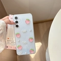 Dettaglio custodia glitter con pesche 3D, fiocchi di perle e texture scintillante - Samsung A14 / Pesca Glitterata con Fiocco