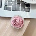 Vista detallada del soporte para móvil con rosa de tela rosa, diamantes y perlas - (4 Diamantes) Rosa de tela pequeña magnética / Rosa