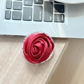 Primer plano de soporte para móvil de camelia roja con cristales sobre escritorio - (4 Diamantes) Rosa de tela pequeña magnética / Rojo