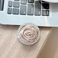 Detalle del soporte móvil de camelia de tela con rosa de satén champán y pedrería - (4 Diamantes) Rosa de tela pequeña magnética / Caqui