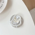 Detalle de un soporte de móvil de mariposa perlada con borde de strass y marco ondulado - Mariposa de Pan de Oro (Diamantes de Imitación/Magnético)