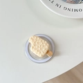 Dettaglio macro del supporto per telefono a forma di gelato 3D con texture cremosa - Modello Magnetico / Bianco Sporco