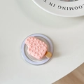 Vista ravvicinata del supporto per telefono a forma di gelato rosa con dettagli realistici - Modello Magnetico / Rosa