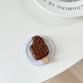 Dettaglio di un supporto per telefono a forma di gelato al cioccolato con granella - Modello Magnetico / Marrone