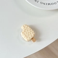 Detail der 3D Mini-Eiscreme Handyhalterung mit cremiger Textur und klarer Basis - Transparenter Klebetyp / Gebrochenes Weiß