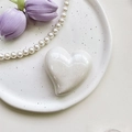 Detail of heart-shaped phone grip with white glitter finish and aesthetic pearly texture - Large Crooked Heart Stand-Pearl-White