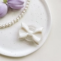 Detail of white glitter bow phone socket holder with pearl finish on marble plate - Flat Knot Stand-Pearl-White