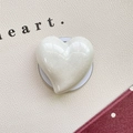 Primer plano del soporte para móvil de corazón blanco perlado con purpurina y fondo texturizado - Magnético-Perla Gran Corazón Torcido-Blanco