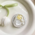Detalle del soporte para móvil con estrellas y perlas en un plato de cerámica blanca - Magnético - Estrella Amarilla
