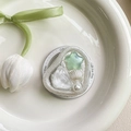 Vista de cerca del soporte para móvil en forma de corazón con perlas y estrellas decorativas - Magnético - Estrella Verde