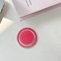 Vue rapprochée du support magnétique rond rose pour téléphone avec une texture gelée - Rose Rouge Magnétique