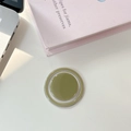 Gros plan du support de téléphone magnétique vert olive sur un bureau blanc avec décor - Vert Foncé Magnétique