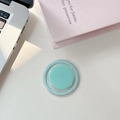Détail du support MagSafe vert menthe sur bureau blanc avec ordinateur et livre - Vert Clair Magnétique
