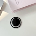 Vue détaillée du support magnétique noir pour téléphone sur un bureau avec ordinateur - Magnétique - Noir