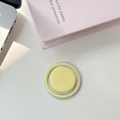 Détail d'un support de téléphone magnétique rond jaune clair à côté d'un ordinateur portable - Magnétique-Jaune
