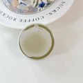 Vista dettagliata dall'alto del supporto per cellulare a tema frutta su piatto nordico - (Dopamina) Magnetico-Sandwich Mela-Verde Gelsomino