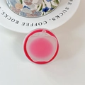 Vista macro del supporto per telefono a forma di mela rosa su un piatto decorativo - (Dopamina) Magnetico-Sandwich Mela-Rosso Rosa