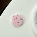 Nahaufnahme der rosa Terrazzo Handyhalterung mit schwarzen Sprenkeln und Epoxid-Finish - Rosa
