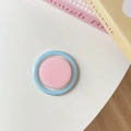 Dettaglio del supporto magnetico rotondo per telefono nei colori macaron rosa e blu - Rosa + Blu