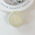 Dettaglio del supporto per telefono giallo con decoro a mela in silicone bianco opaco - (Dopamina) Magnetico-Sandwich Mela-Giallo