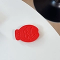 Detail der roten Fisch-Leder-Handyhalterung mit Lychee-Muster und feinen Nähten - Leder Taiyaki / Rot