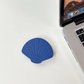 Dettaglio del supporto per telefono in pelle blu navy a conchiglia con cuciture fini - Conchiglia in Pelle-Blu Reale