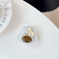 Detalle de soporte para móvil estilo vintage crema con lazo blanco y piedra ojo de tigre - Soporte de Anillo Irregular-Textura de Papel de Aluminio-Lazo de Ámbar