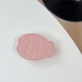 Nahaufnahme der pinken Leder-Fisch-Handyhalterung mit feiner Textur und Nähten - Leder Taiyaki / Rosa