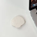 Dettaglio del supporto per telefono in pelle bianca a forma di conchiglia con cuciture fini - Conchiglia in Pelle-Bianco