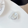 Detailansicht eines Handy-Griffs mit Perlenstruktur und goldener Schmetterlings-Einlage - Irregulärer Ringständer-Alufolientextur-Goldfolie Schmetterling