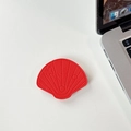 Dettaglio del supporto per telefono a conchiglia in pelle rossa con farfalla incisa - Conchiglia in Pelle-Rosso