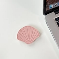 Dettaglio macro del supporto per telefono in pelle rosa a conchiglia con cuciture decorative - Conchiglia in Pelle-Rosa Coreano