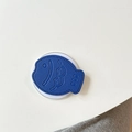 Dettaglio dell'impugnatura per telefono in pelle blu navy a forma di pesce testurizzato - Blu Reale