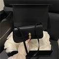 Bolso de hombro clásico de cuero negro con cierre metálico dorado y correa de hombro fina - Negro