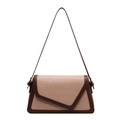 Onderarmtas in contrastkleuren met krokodillenpatroon en asymmetrische klep - Khaki