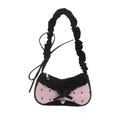 Borsa sottobraccio rosa a pieghe con bordi neri, fiocco a contrasto e cuore appeso - Rosa