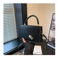 Petit sac carré noir avec rabat motif crocodile et fermoir métallique tournant chic - Noir