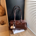 Borsa bowling marrone scuro in finta pelle con ciondoli baseball vintage su legno - Con Ciondolo / Marrone