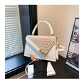 Sac à main en cuir blanc avec rabat à texture crocodile beige et fermoir doré - Blanc