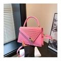 Sac à main rose texture pierre avec gaufrage crocodile et fermoir doré chic - Rose