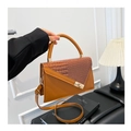 Sac bandoulière marron en similicuir avec rabat motif crocodile et fermoir doré - Marron