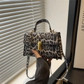 Moderne quadratische Handtasche mit Leopardenmuster Goldverschluss und Schultergurt - Leopardenmuster Schwarz