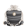 Stroh-Eimertasche mit Perlen-Detail und weißem Kettenriemen auf weißem Hintergrund - Schwarz