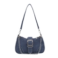 Blauwe denim crossbody tas met metalen ketting en gespdetail op witte achtergrond - Lichtblauw