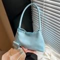 Hellblaue geflochtene Hobo-Tasche mit rundem Anhänger und stilvoller Webstruktur - Blau