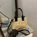 Borsa tote in paglia intrecciata con manici neri e testo ricamato per mare o città - Nero